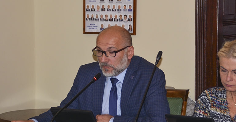 O podwyżkach ludzie wiedzą z prasy