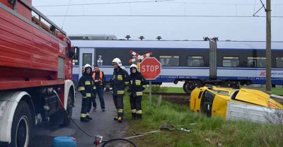 Bus wjechał pod pociąg[gallery]