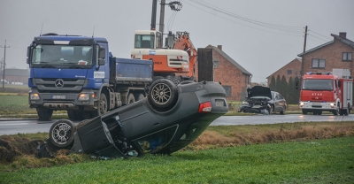 Po zderzeniu auto dachowało