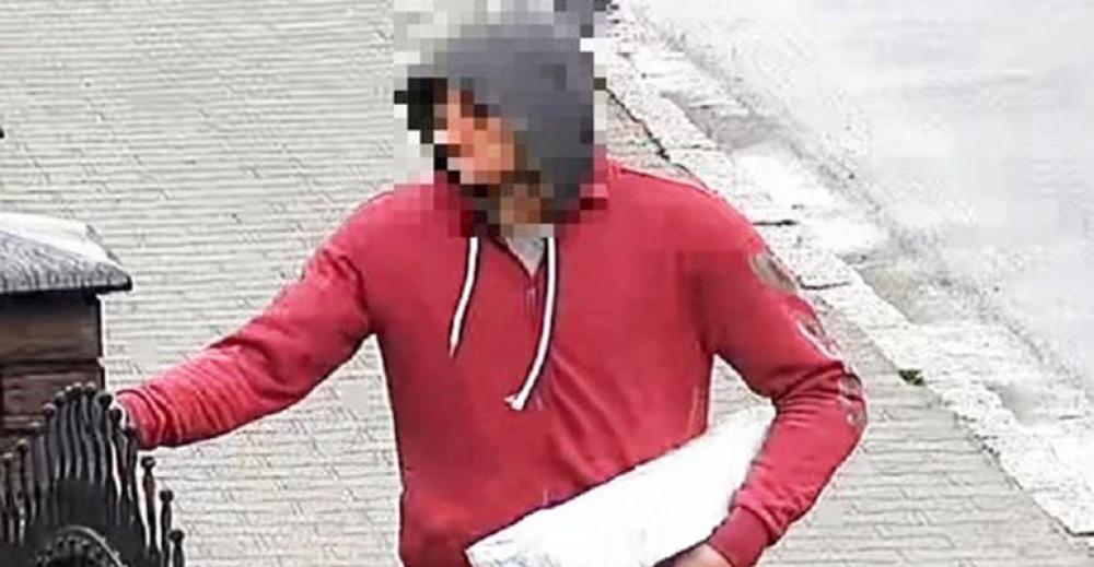 Oszust podał się za kuriera paczek