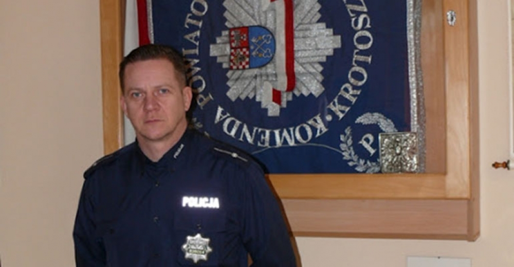 Policjant ratował ludzi z zagrożonego budynku