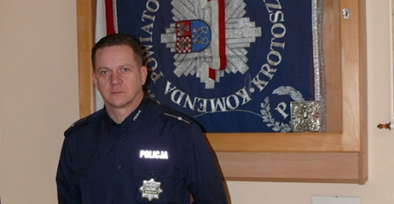 Policjant ratował ludzi z zagrożonego budynku