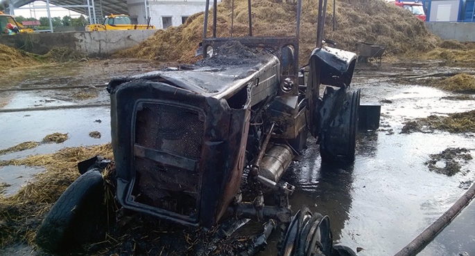 Słoma i ciągnik w ogniu