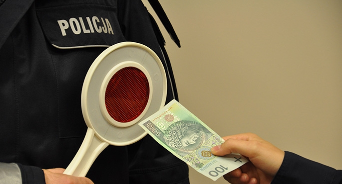 Proponował łapówkę policjantom