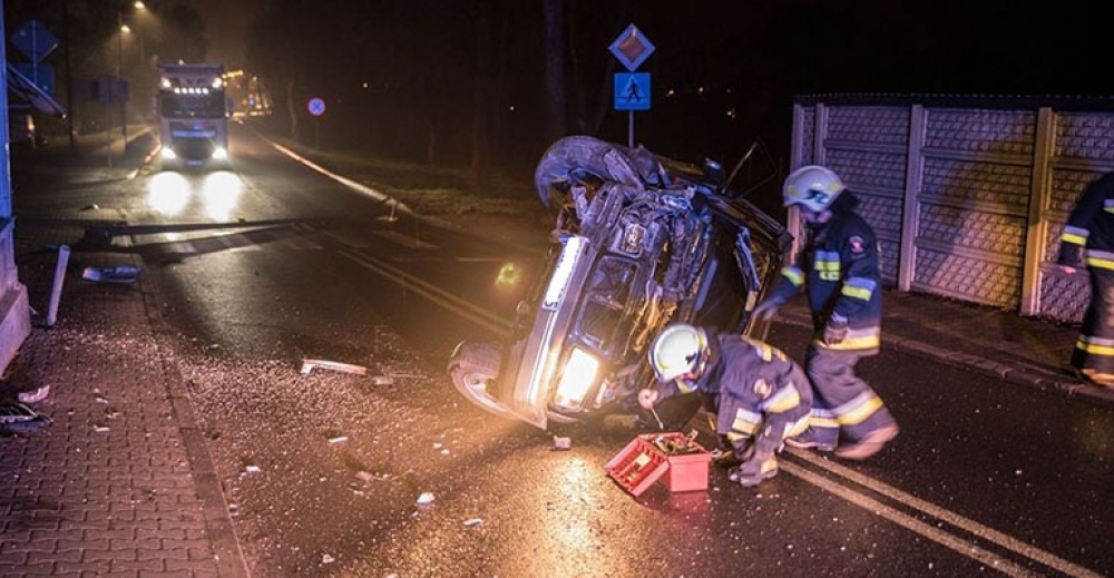 Uszkodził lampę i znak