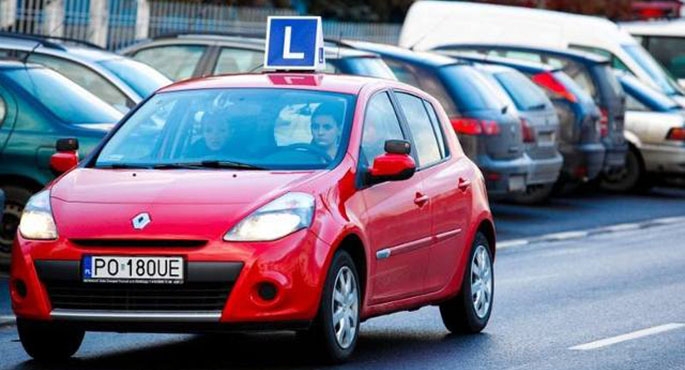 Młodzi kierowcy będą mieli trudniej. Czekają ich dodatkowe szkolenia