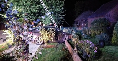 Uderzył w słup i ogrodzenie