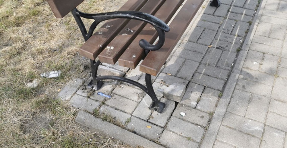 Wandale wyrwali dwie ławki