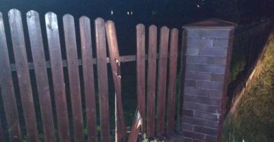 Nietrzeźwy ksiądz staranował płot w Bukowicach