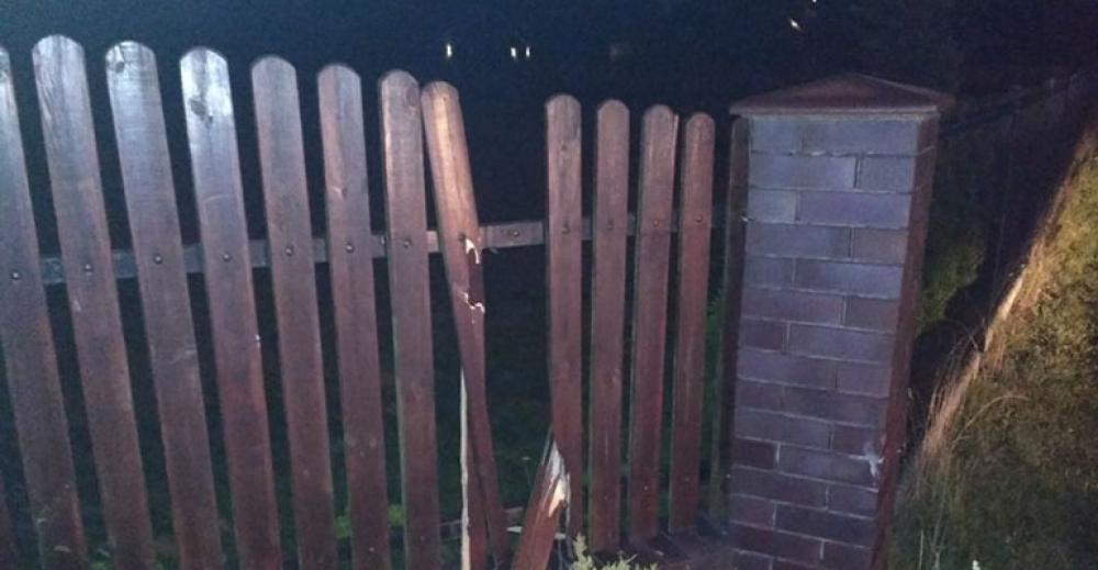 Nietrzeźwy ksiądz staranował płot w Bukowicach