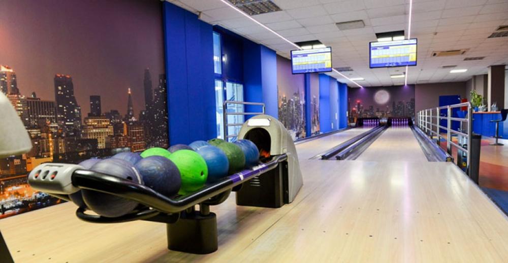 Manhattan nocą na kręgielni