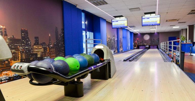 Manhattan nocą na kręgielni