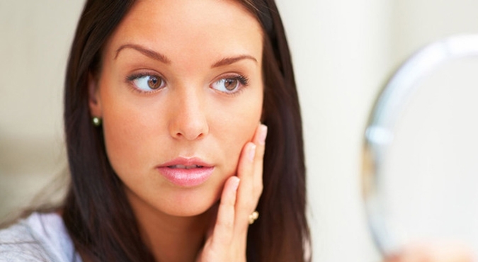 Cera tłusta nie jest problemem wyłącznie młodych kobiet, zdarza się również u pań po 40. roku życia