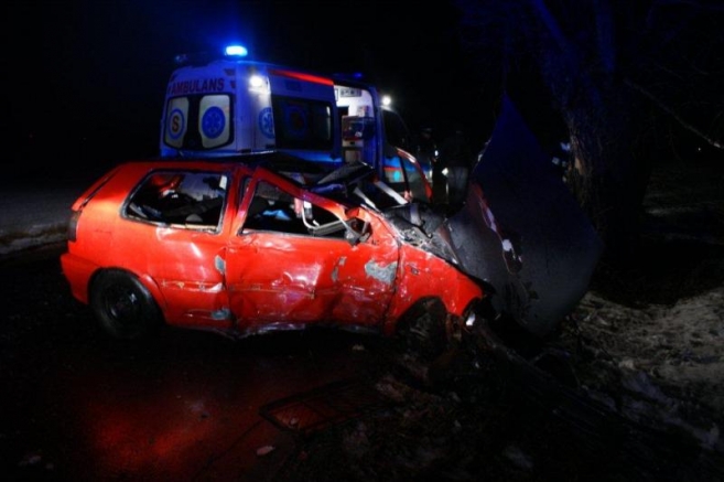 Jechał za szybko, uderzył w drzewo 