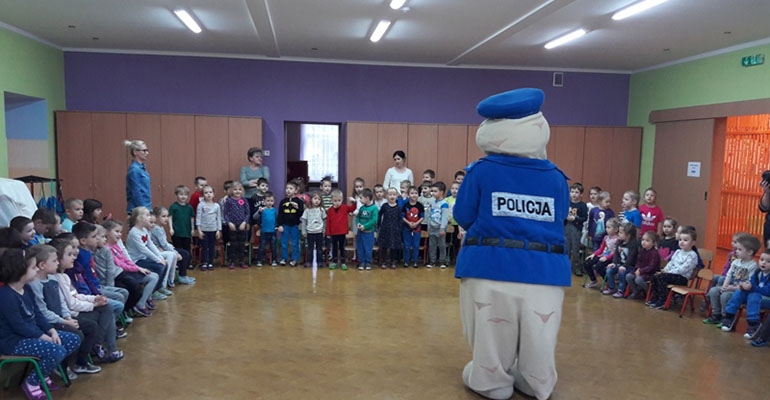 Sierżant Pyrek, który uczy przedszkolaków