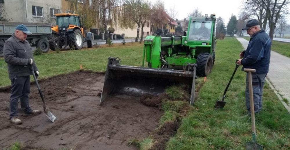 Mieszkańcy Lutogniewa budują przystanek