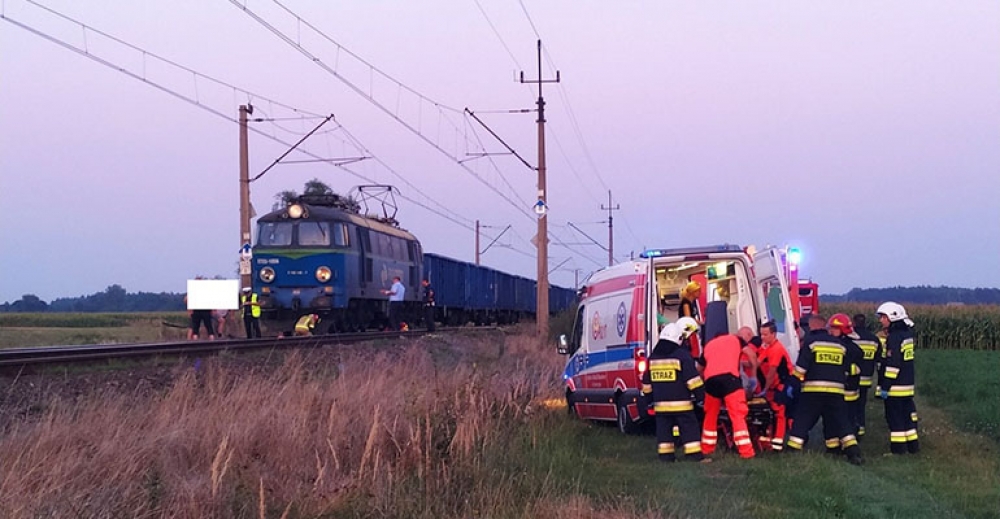 64-latek wciągnięty pod lokomotywę