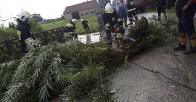Po burzy rzeczka podtopiła łąki i pola