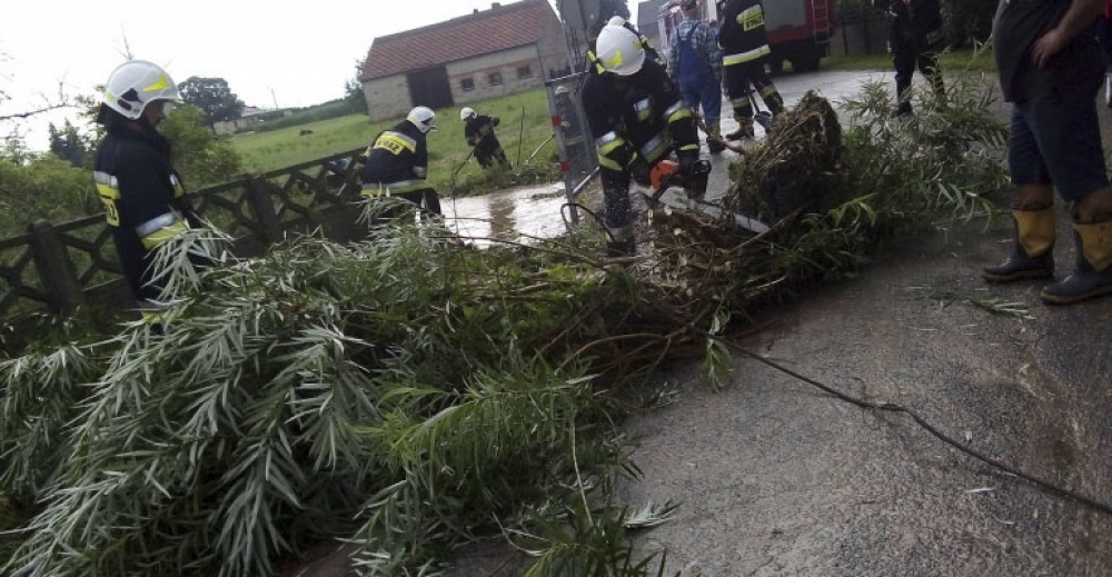 Po burzy rzeczka podtopiła łąki i pola