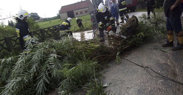 Po burzy rzeczka podtopiła łąki i pola