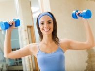 Zacznij od jednej serii ćwiczeń (8-15 powtórzeń). Co tydzień staraj się robić jedną serię więcej. Już po miesiącu z dumą pokażesz piękne ramiona