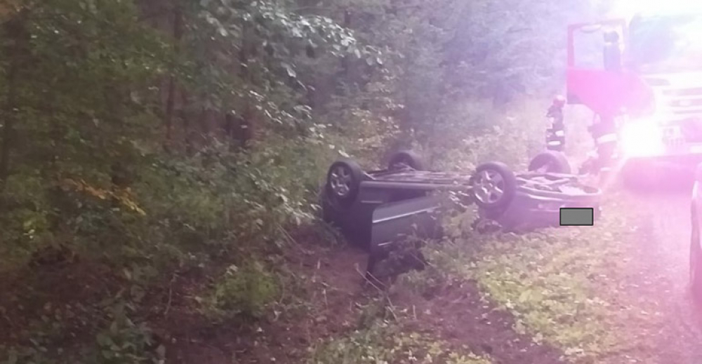 Uszkodzony opel w rowie