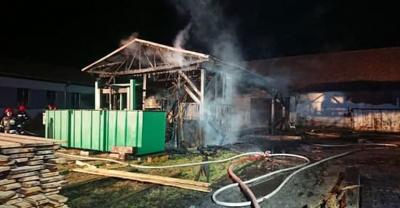 Nocny pożar wiaty i tartaku