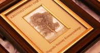 Nagrodą dla laureata jest płaskorzeźba – dąb