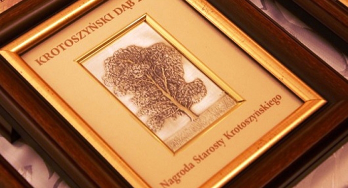 Nagrodą dla laureata jest płaskorzeźba – dąb