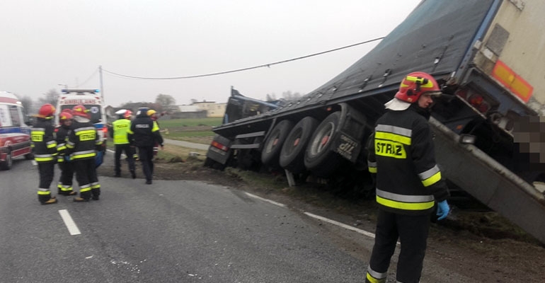 Zderzenie osobówki z ciężarówką