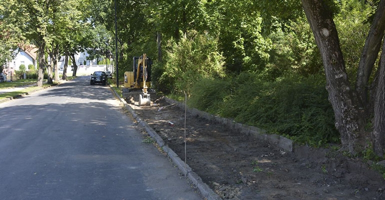 Utwardzanie pobocza na ulicy Stęszewskiego