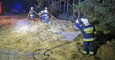 Druhowie z OSP Cieszków w czasie akcji w Rakłowicach