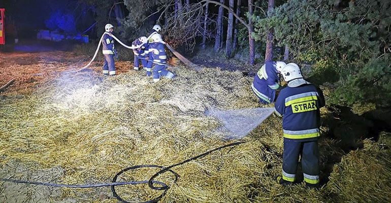 Druhowie z OSP Cieszków w czasie akcji w Rakłowicach