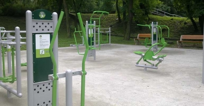 Nowe sprzęty na placach i siłowniach