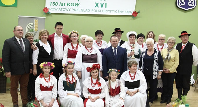 Wspólne śpiewanie i biesiadowwanie w Lutogniewie