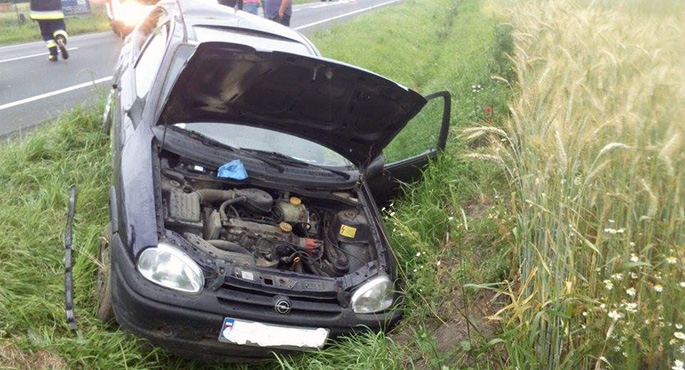 Opel z dziećmi w rowie