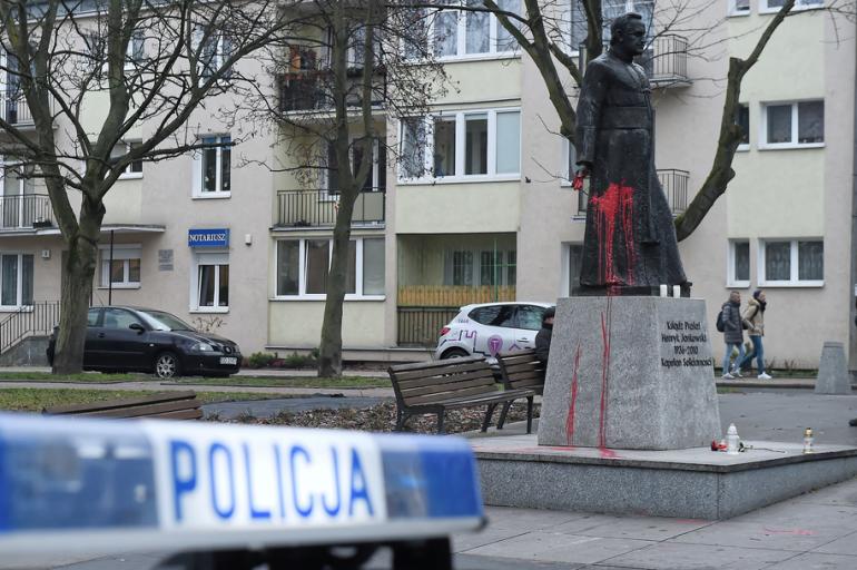 Pomnik prałata oblano farbą