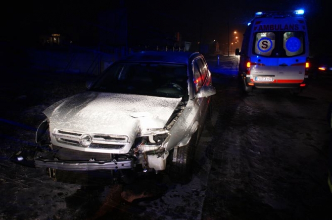 Wpadła w poślizg i uderzyła w latarnię