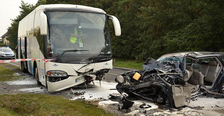 20-letni Sulmierzyczanin wjechał pod autobus