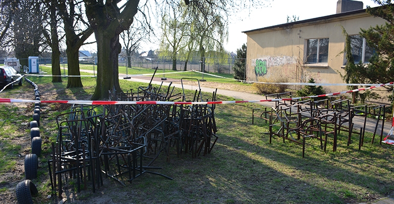 Okolice boiska także nie wyglądają najlepiej