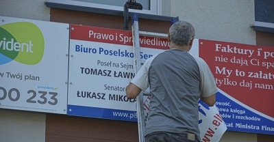 Zakleili szyld lokalnego biura PiS