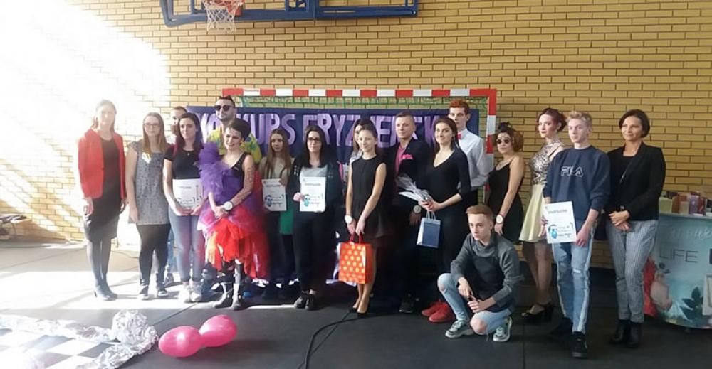 13 młodych fryzjerów wzięło udział w konkursie