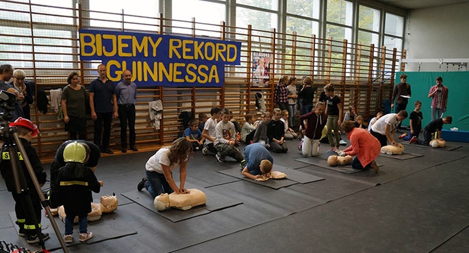 Resuscytacja na fantomach prowadziły 43 osoby