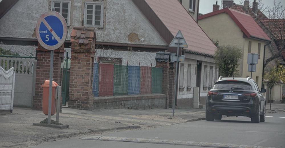 Łacnowa z miejscami parkingowymi i zatoką autobusową?