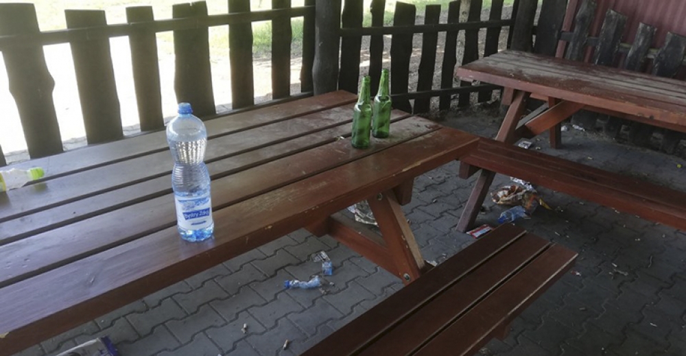 Śmieci po libacjach alkoholowych