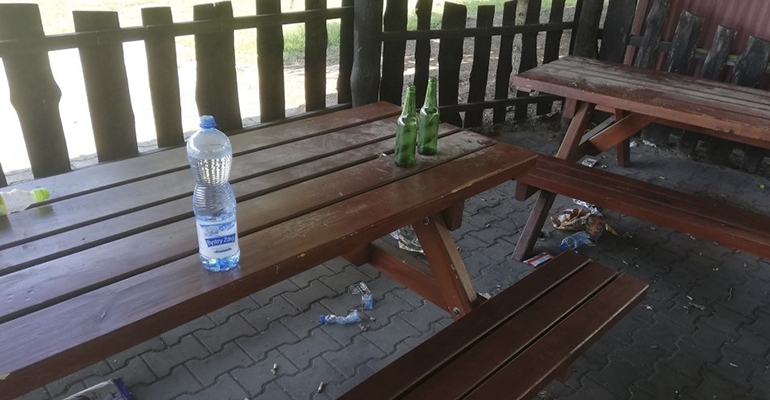 Śmieci po libacjach alkoholowych