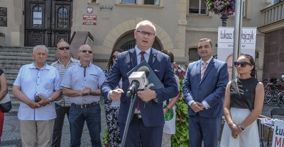 Senator kontra burmistrz w sprawie hipokryzji