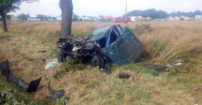 Osobówka uderzyła w drzewo