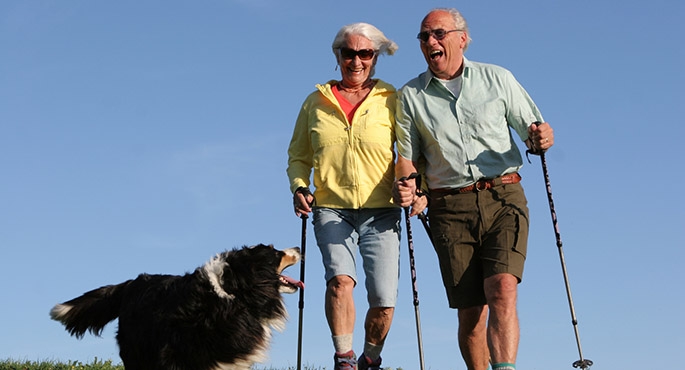 Ruch jest dla stawów błogosławieństwem, a spacer z kijkami najlepszym wyborem