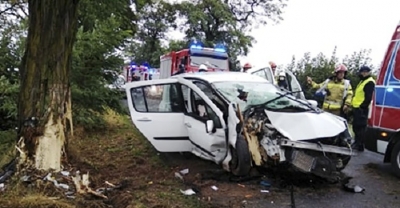 Młoda kobieta wjechała w drzewo
